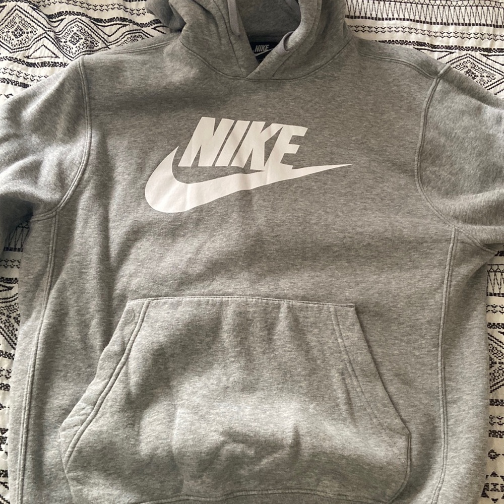 Nike sweater in Men’s medium